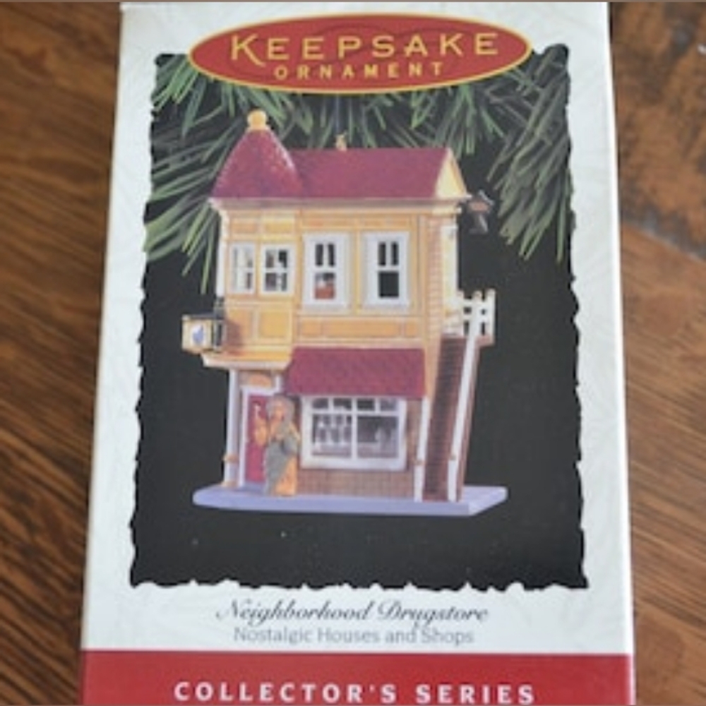 1994 Neighborhood Drugstore Hallmark Keepsake Ornament Nostalgic Houses & Shops